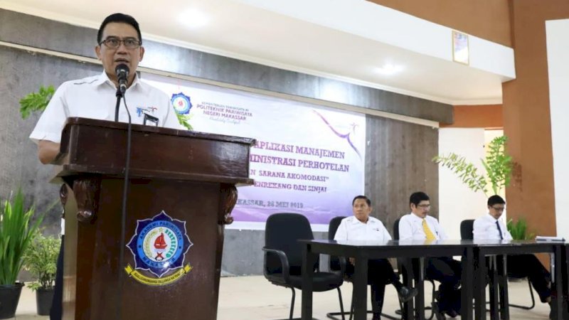 Ketua Program Studi Administrasi Perhotelan, Islahuddin, memberikan sambutan dihadapan Mahasiswa Prodi Administrasi Perhotelan (ADH) Poltekpar Makassar.