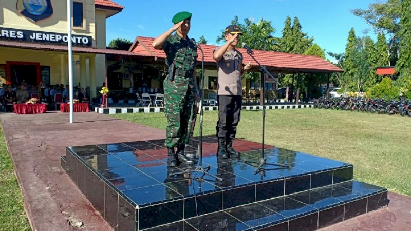 Dandim 1425 Jeneponto Letkol Infanteri Irfan Amir dan Kapolres Jeneponto AKBP Hery Susanto menjadi inspektur upacara apel Operasi Ketupat, Selasa (28/5/2019). 