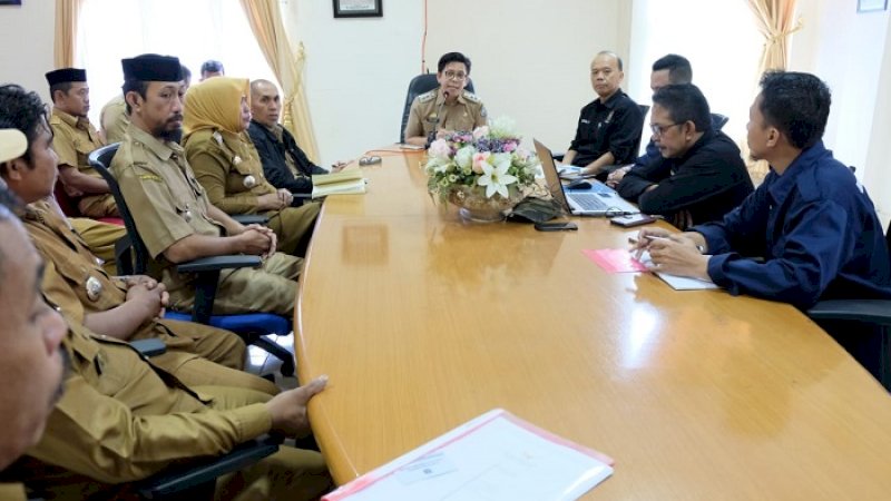 Wakil Bupati Tomy Satria Yulianto memimpin rapat penyambutan mahasiswa KKN Unhas.