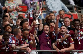 Momen Kapten Aston Villa Terluka saat Angkat Trofi