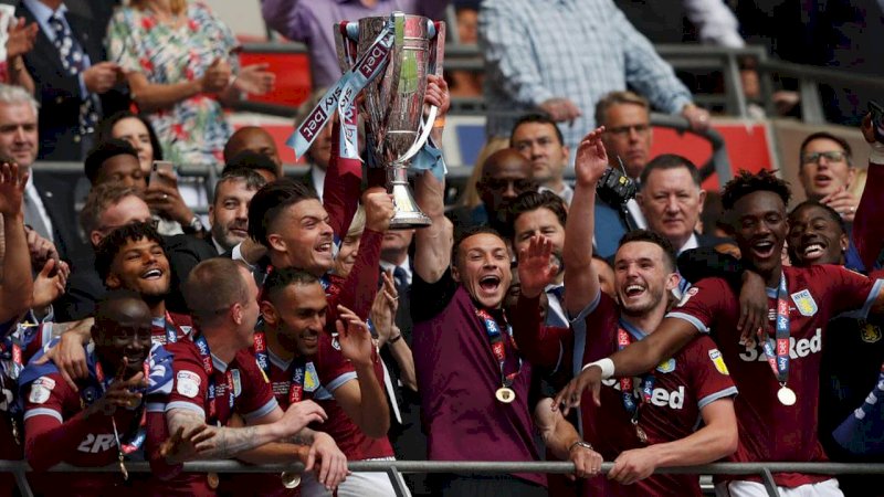 Skuat Aston Villa selebrasi dengan trofi setelah memenangi play-off kontra Deby County dengan skpr 2-1 di Wembley Stadium, Senin malam WIB (27/5/2019). (AFP)