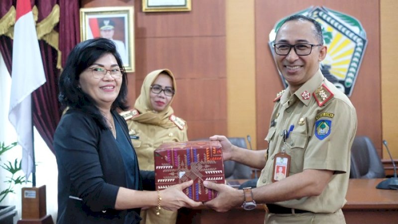 Kepala Inspektorat Daerah Kabupaten Minahasa Utara, Maity Lesar bersama Sekda Gowa, Muchlis.
