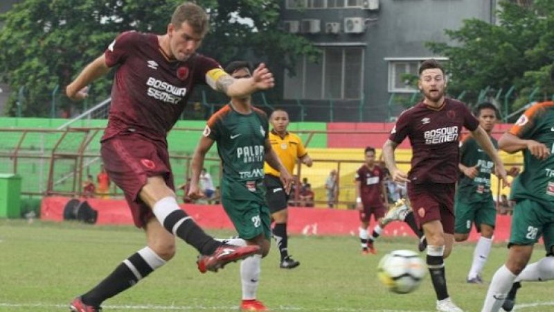 Pemain PSM Makassar, Willem Jan Pluim, melepaskan tembakan saat laga uji coba melawan Palopo United belum lama ini