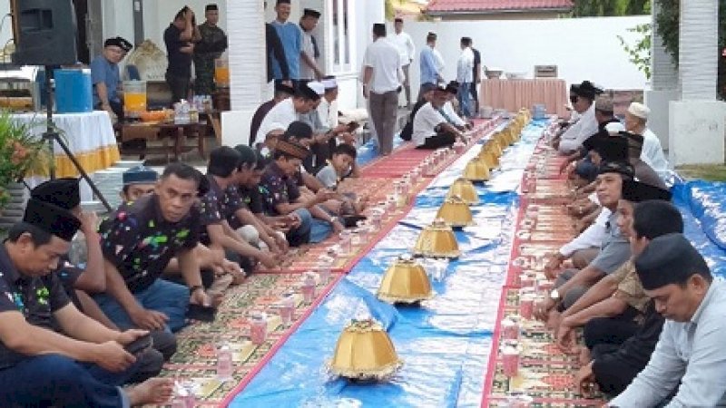 Warga Lesehan di Acara Buka Puasa Bersama Wabup Takalar