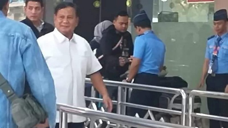 Prabowo Subianto saat bertolak menuju Dubai.