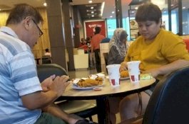 Pengunjung KFC Non Muslim Ini Tunggu Waktu Berbuka Baru Santap Makanannya