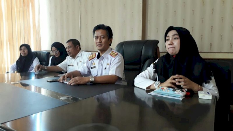 Pelaksana tugas Direktur RSUD Lanto Daeng Pasewang, drg Bustamin (kedua kanan).