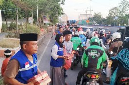 Dinsos Sulsel dan Tagana Bagikan Takjil Gratis di Pettarani