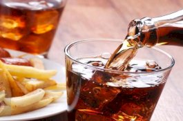 Bahaya Langsung Minum Bersoda Saat Buka Puasa