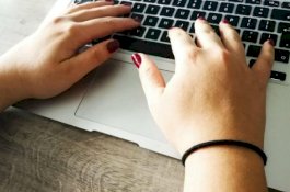 Ikat Rambut Sering di Pergelangan Tangan? Anda Akan Berhenti Setelah Lihat Video Ini