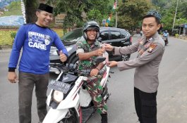 Dikira Mau Sweeping, Polisi Enrekang Ini Ternyata Bagi-Bagi Takjil