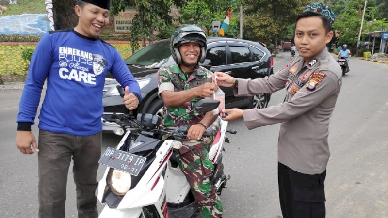 Aksi simpatik dilakukan personel yang tergabung dalam Enrekang Police Care (EPC), Rabu (29/5/2019).