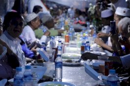 Muslim Myanmar Dilarang Tarawih, Umat Buddha Bawa Makanan dan Mawar