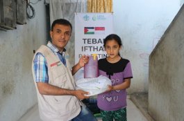 LAZIS Wahdah Bagi Paket Ifthar untuk Warga Gaza di Masjid Al-Aqsha