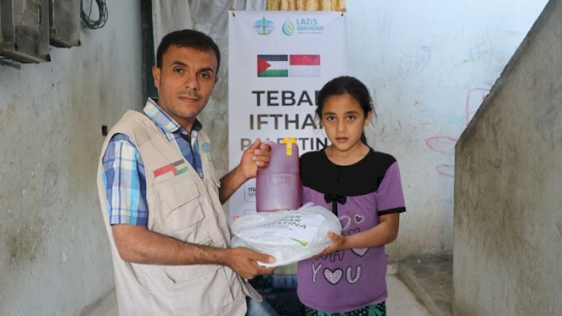 LAZIS Wahdah Bagi Paket Ifthar untuk Warga Gaza di Masjid Al-Aqsha
