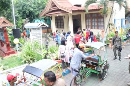 PKK Bantaeng Bagikan 1.000 Paket Lebaran ke Tukang Becak