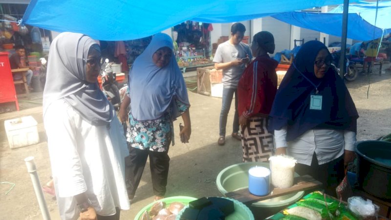 Tim Jejaring Keamanan Pangan Daerah (JKPD) melakukan pengawasan bahan makanan di Pasar Bantaeng. 