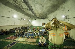 Melihat Salat Tarawih di Masjid 1.700 Meter di Bawah Permukaan Bumi