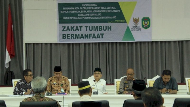 Wali Kota Palopo Drs HM Judas Amir memimpin rapat bersama membahas optimalisasi zakat, Jumat (31/5/2019). Rapat digelar di ruang pola balai kota.