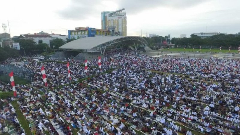 Suasana salat hari raya di Lapangan Karebosi, Makassar beberapa waktu lalu.