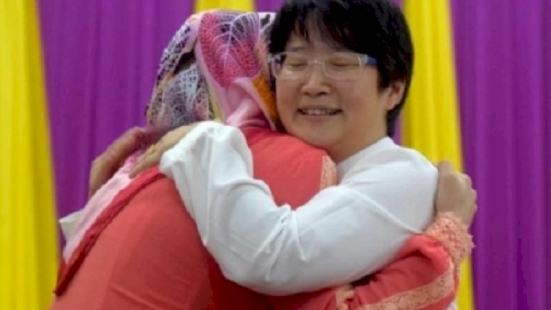 Yap Hue Ling (kanan), meninggal setelah memberi kelas tambahan untuk siswanya.