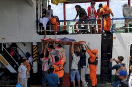 Basarnas Evakuasi Penumpang KMP Mishima yang Meninggal di Atas Kapal