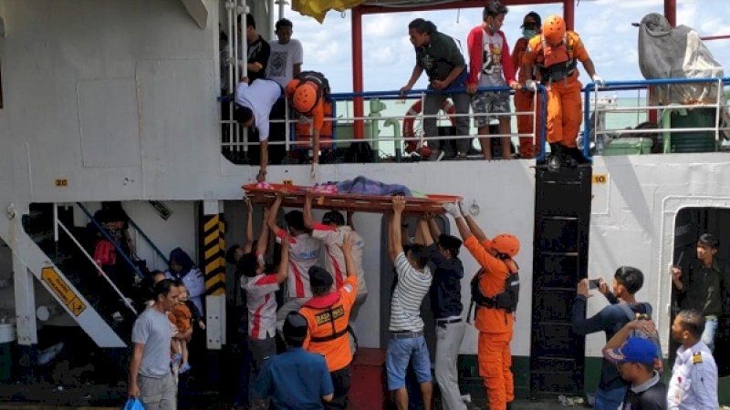 Petugas Basarnas saat mengevakuasi mayat seorang penumpang dari atas KMP Mishima, Jumat, 31 Mei 2019.