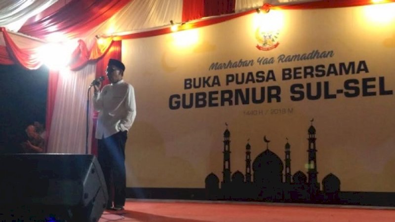 Gubernur Sulsel, Nurdin Abdullah membawakan sambutan pada buka puasa bersama dengan relawan, di rujab Gubernur Sulsel.