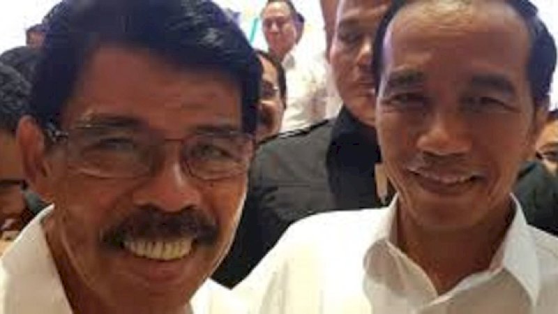 Sintong Panjaitan bersama Jokowi dalam sebuah kesempatan.