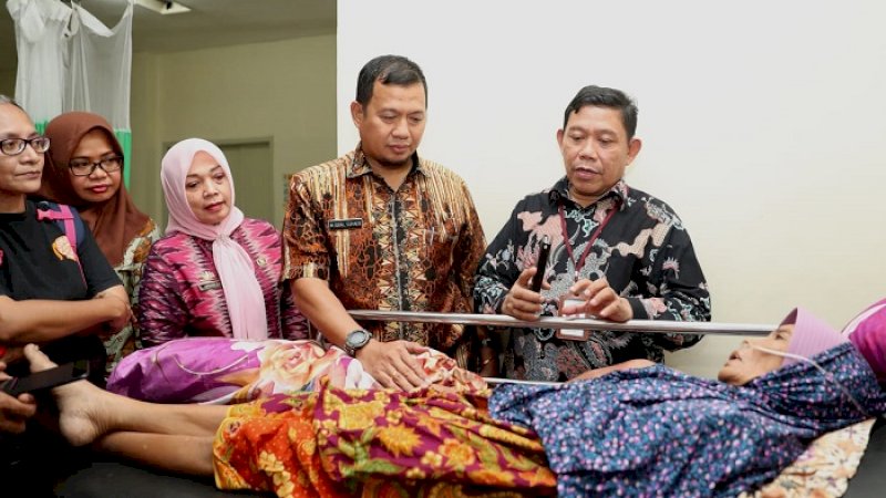 Penjabat Wali Kota Makassar Iqbal Suhaeb menjenguk pasien tumor lengan yang dirawat di RSUD Wahidin Sudiro Husodo, Jumat, (31/5/2019).