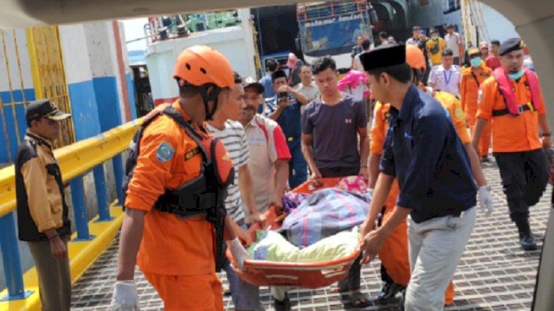 Jasad Ratna saat dievakuasi dari KMP Misima, Jumat (31/5/2019).