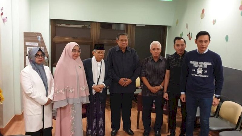 Calon wakil presiden nomor urut 01, KH Ma'ruf Amin menyempatkan diri membesuk mantan Ibu Negara, Ani Yudhoyono, Jumat (31/5/2019).