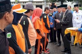 Petugas Kebersihan Terima THR dari Bupati Pinrang