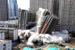 Momen Dramatis 2 Gedung 20 Lantai Ilegal Dihancurkan Dalam 15 Detik