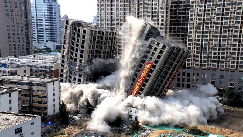 Momen Dramatis 2 Gedung 20 Lantai Ilegal Dihancurkan Dalam 15 Detik