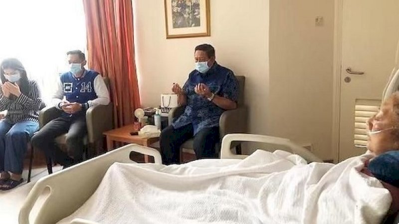 Susilo Bambang Yudhoyono, tampak berdoa untuk kesembuhan Ani Yudhoyono bersama anak dan menantunya. Namun takdir berkata lain, ibu Ani wafat pagi ini.