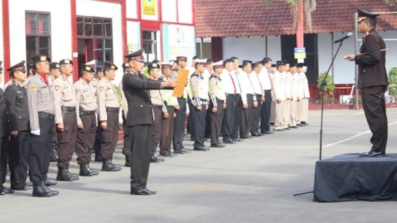 Kapolres Gowa, AKBP Shinto Silitonga saat memimpin upacara Hari Lahir Pancasila, di Mapolres Gowa.