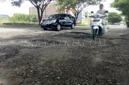 Pemkab Gowa Diminta Perhatikan Jalan di Depan UIN Samata