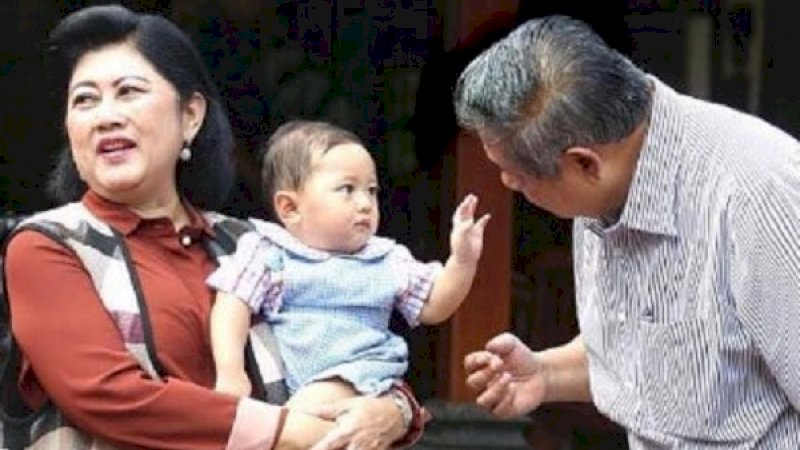 Ani Yudhoyono dan SBY, bercengkrama dengan cucunya.