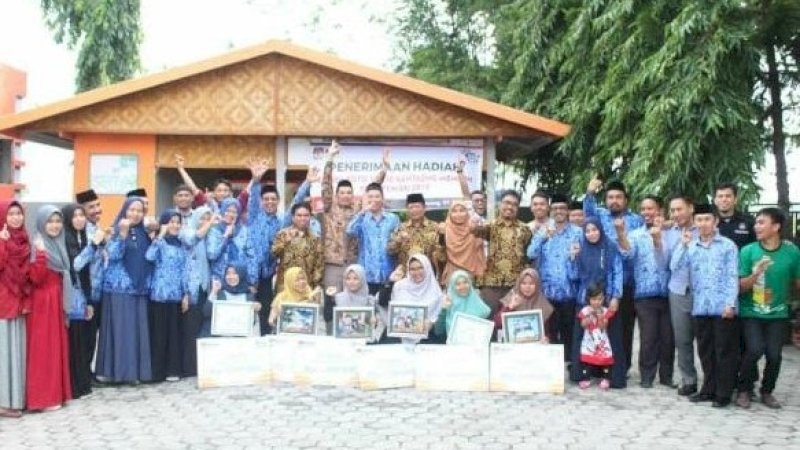 KPU Bantaeng menyerahkan hadiah selfie di TPS usai upacara Hari Lahir Pancasila, Sabtu, 1 Juni 2019.