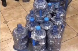 Pedangan Kaki Lima Beli Apartemen Dengan 20 Botol Galon Uang Koin