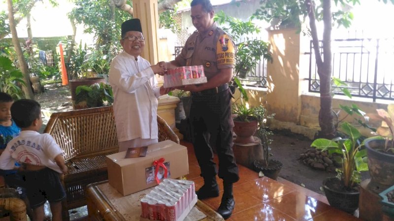 Polres Sinjai Beri Bingkisan Paket Lebaran Kepada Tokoh Agama