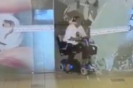 Emak-emak Berjalan Tenang Usai Pecahkan Kaca Pintu Geser dengan Alat Mobilitasnya