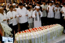 Jokowi hingga Habibie Salatkan Jenazah Ani Yudhoyono
