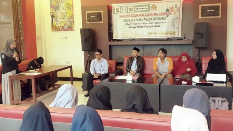 Suasana diskusi Forum Anak Turatea yang dibuka Wakil Bupati, Paris Yasir.