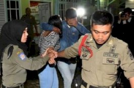 Berduaan di Dalam Kamar, Pasangan Bukan Suami Istri Itu Digerebek Warga