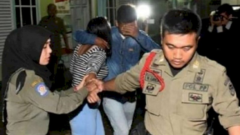 Penggerebekan di sebuah hotel di Pasar Jambi. (Foto: Antara)
