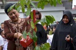 Pohon Bilalang Ani Yudhoyono dan Kerudung Salat Istri Wali Kota Parepare
