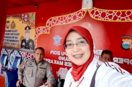 Berteduh di Pos Operasi Ketupat, Doktor Cantik Ini Diajak Foto-Foto