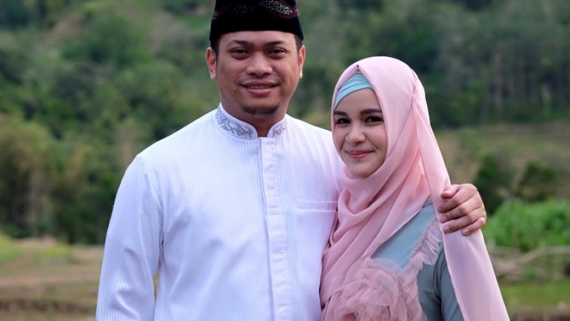 Bupati Gowa, Adnan Purichta Ichsan bersama istri.